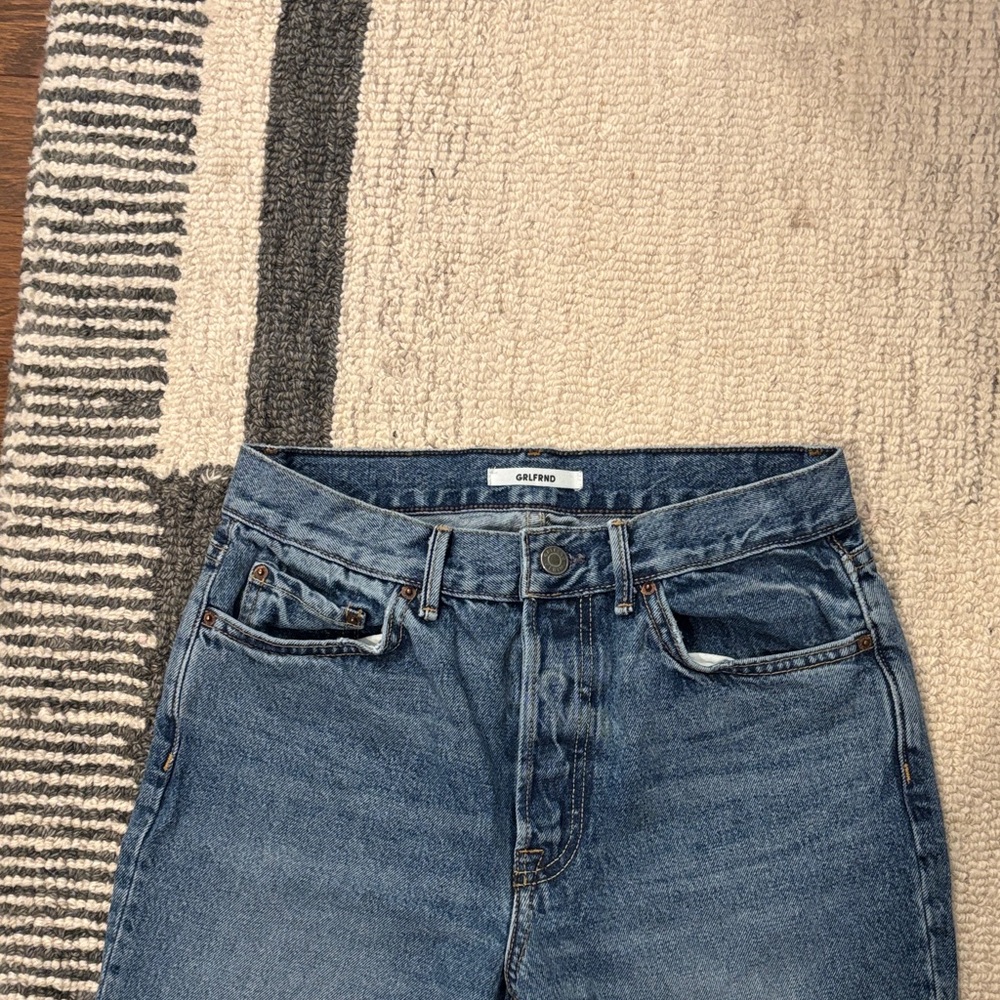 GRLFRND Women’s Straight Leg Jeans in Medium Blue Wash - Picture 3 of 8